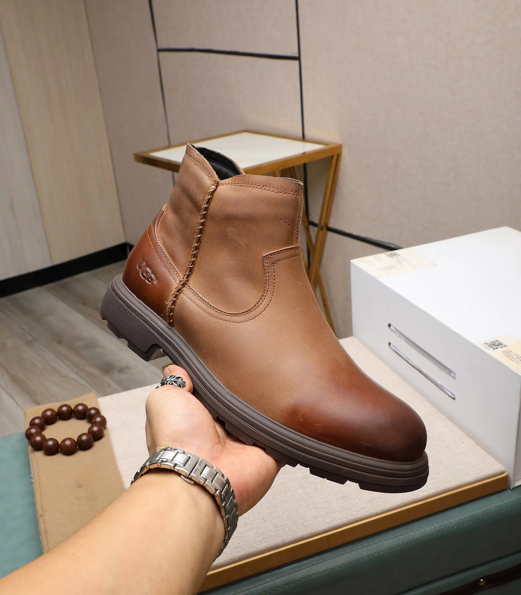 Men's men's shoes💰640 UGG (100% genuine wool lining, 10% off for fake ones) Please pay attention to the quality of the original order and compare the thickness of the wool🏮🏮Hot-selling UGG from Australia's warm luxury brand men's shoes, the official website is synchronized, Beckham men's style..., made of imported top-layer waxed cowhide, waxed toe cap, Australian real wool velvet lining Carefully sewn...Imported rubber Martin boots outsole (comfortable, soft and wear-resistant). I really like the quality..Exquisite workmanship. You can't put it down at first sight. Size 39-44